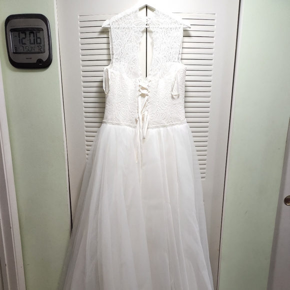 Brand new wedding dress made in Ukraine (NWT) - Picture 2 of 8